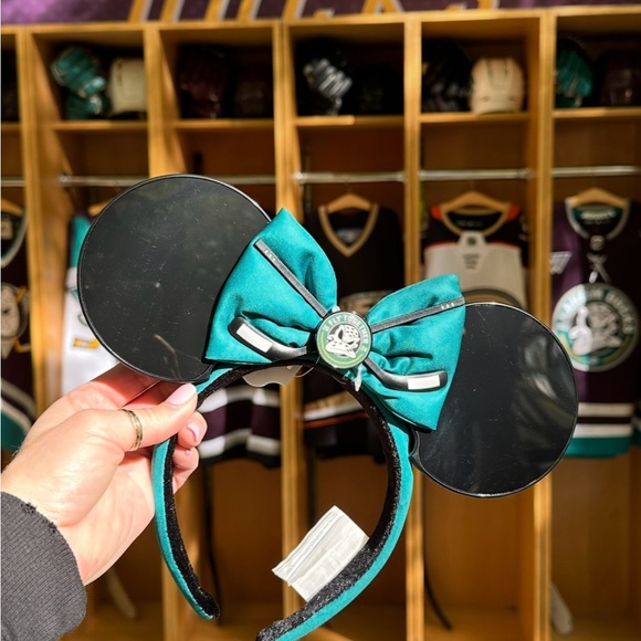 Disney Anaheim Ducks Day Ears & Rally Towel - Picture 2 of 5